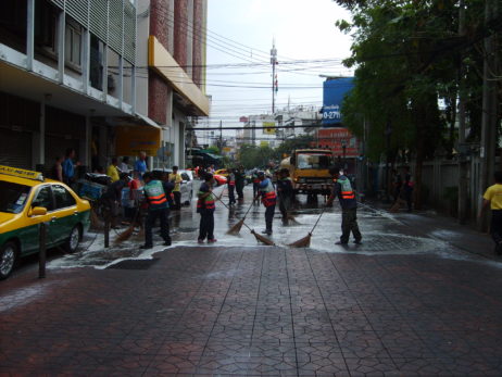 Street cleaners in Bangkok Street cleaners in Bangkok