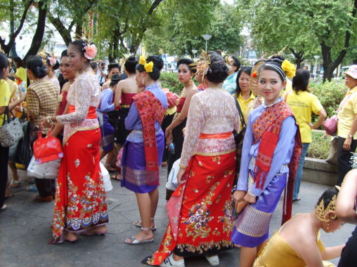 Thai girls in traditional clothing