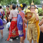 Picture of thai girls in traditional clothing