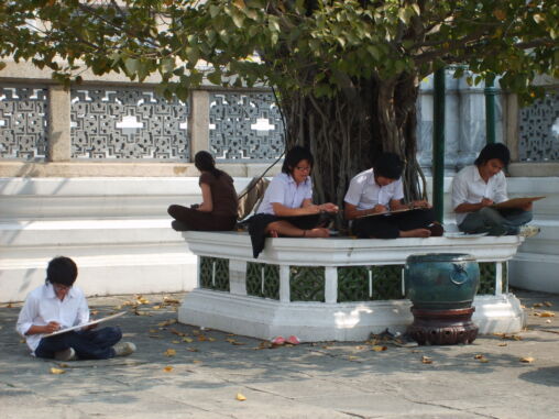 Estudiantes que dibujan en Bangkok