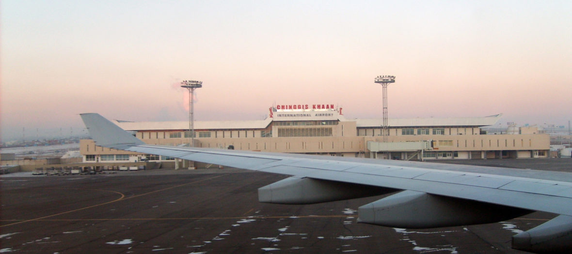 Рейс москва улан батор. Аэропорт Улан Батор. Новый аэропорт Улан Батора. Самолет Дубай. Бреющий полет самолета.