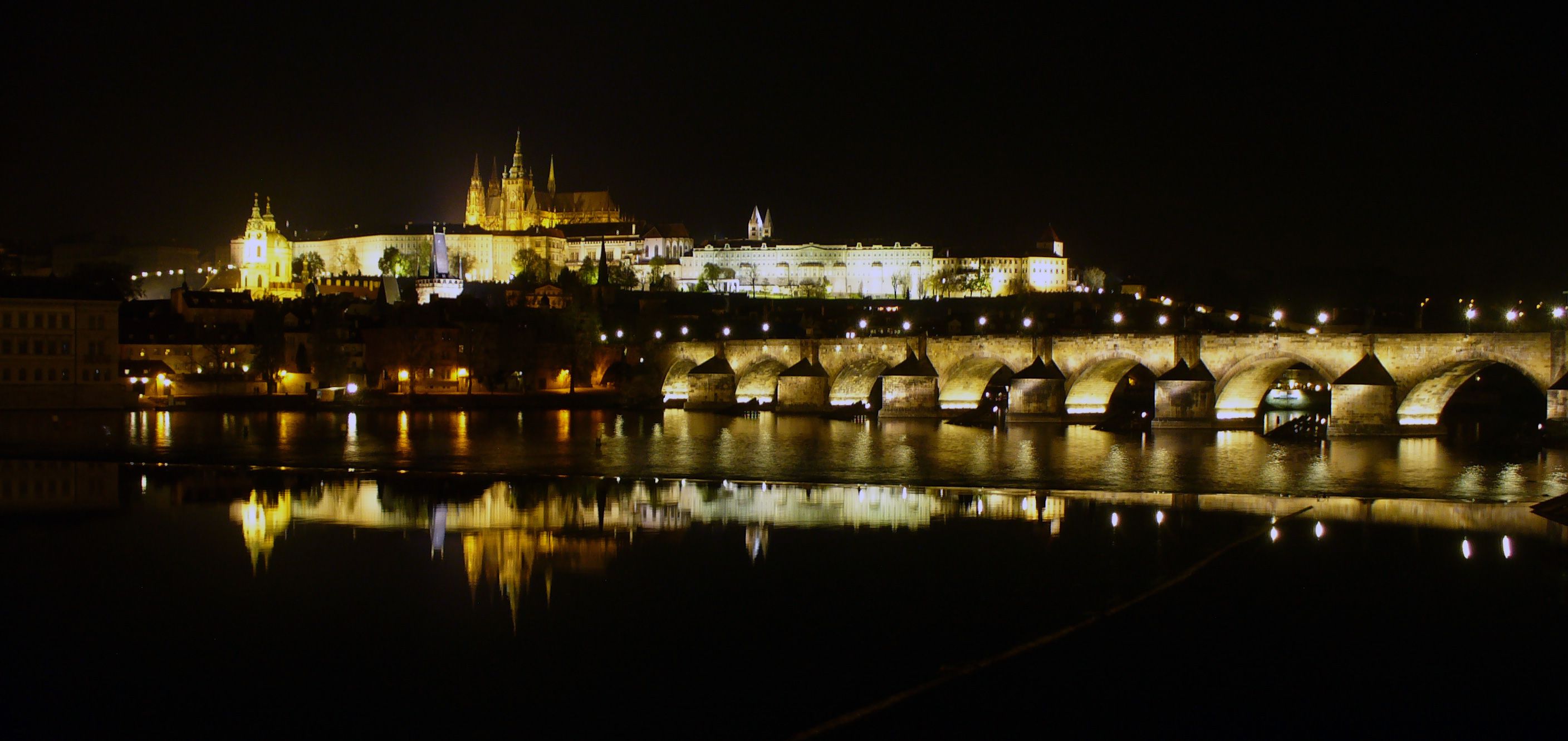 free-image-illuminated-prague-castle-libreshot-public-domain-photos