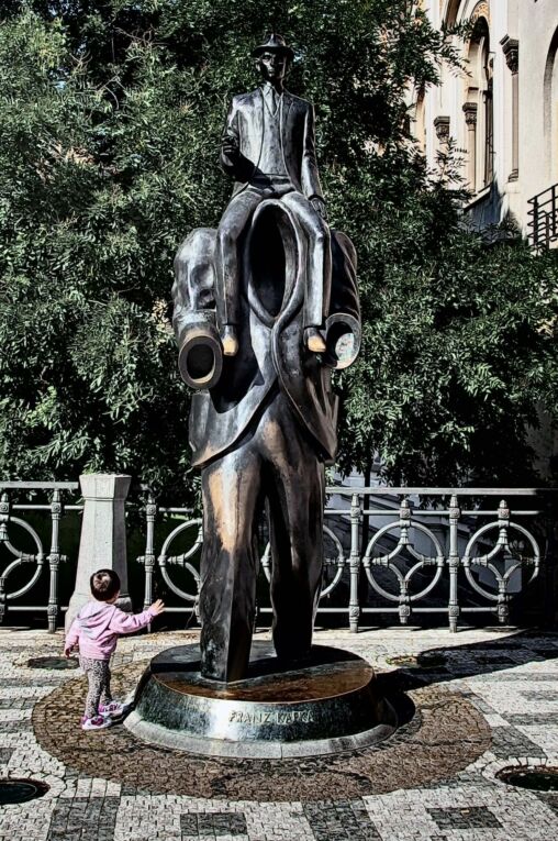 Prag'daki Franz Kafka Heykeli