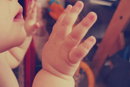 Bébé curieux