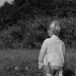 B&W photography of a child in the meadow Free photo: Baby