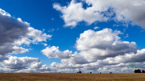 Nuages au-dessus du terrain