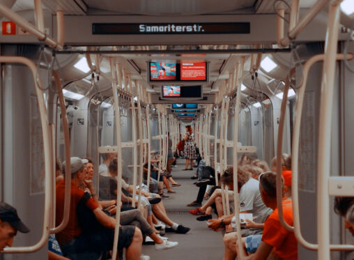 ผู้คนในรถบรรทุกรถไฟใต้ดิน