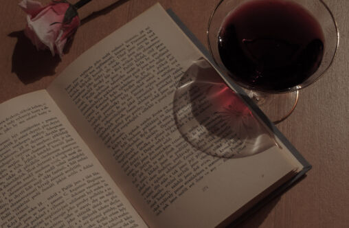 Livro, vinho e rosa