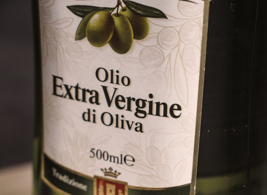 Olive oil in bottle | Free stock photo