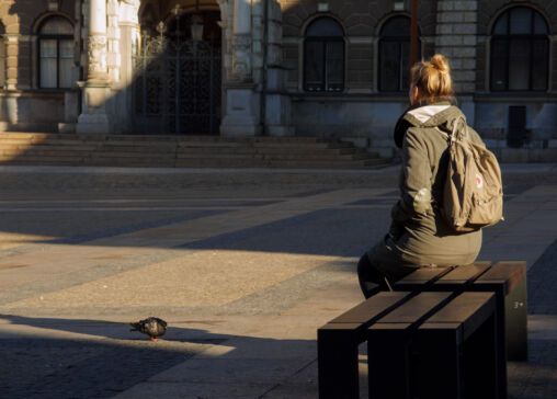 Esperando mujer con paloma