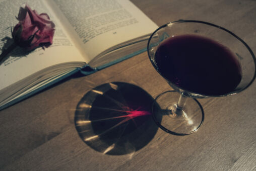 Vinho, livro e rosa