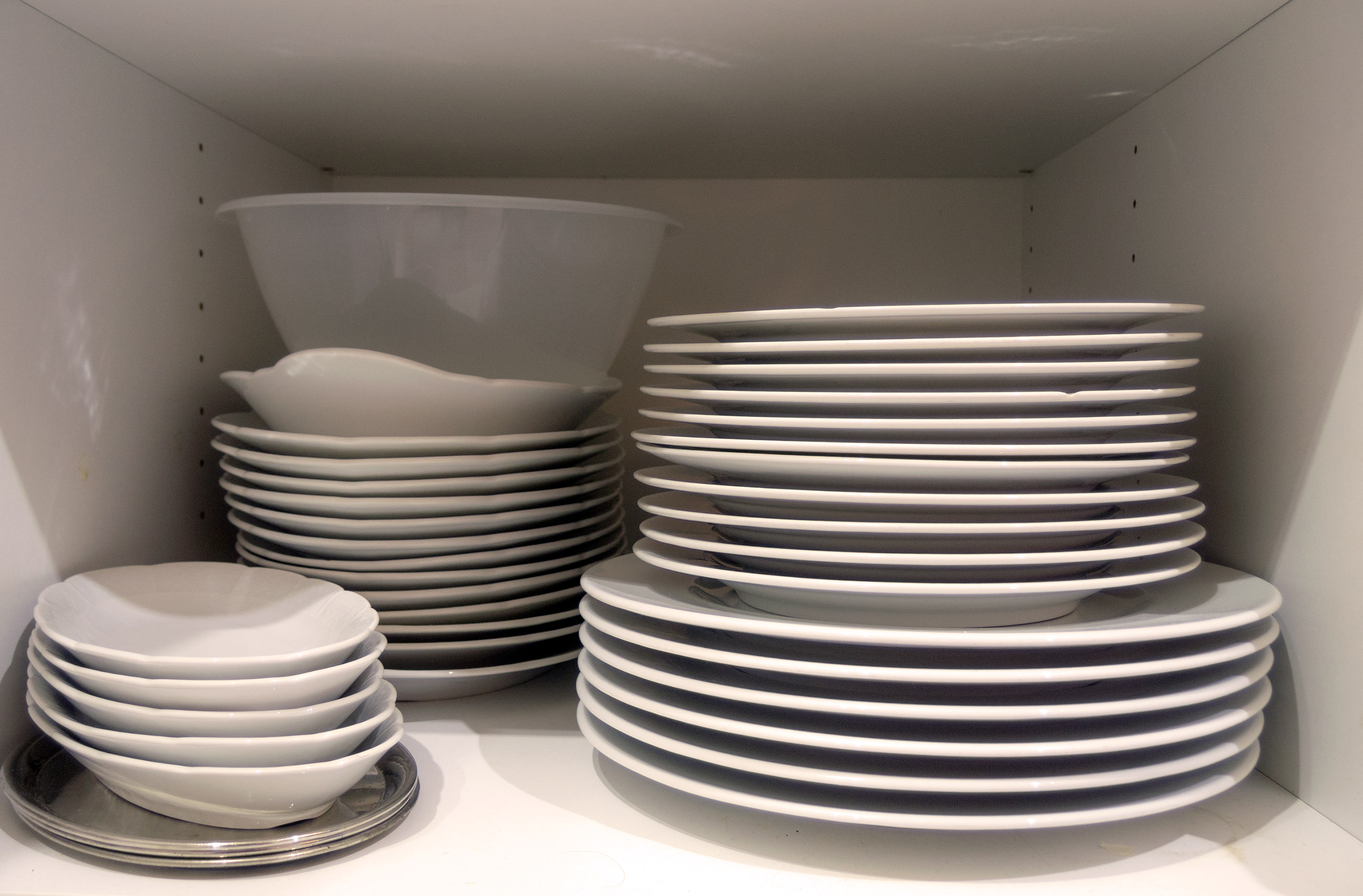 Dishes in cupboard in the kitchen | FREE image on LibreShot
