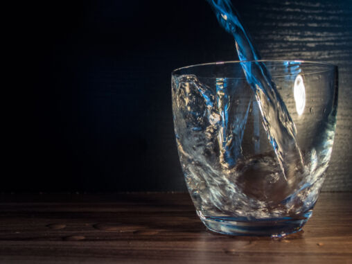 Water word in die glas gegooi
