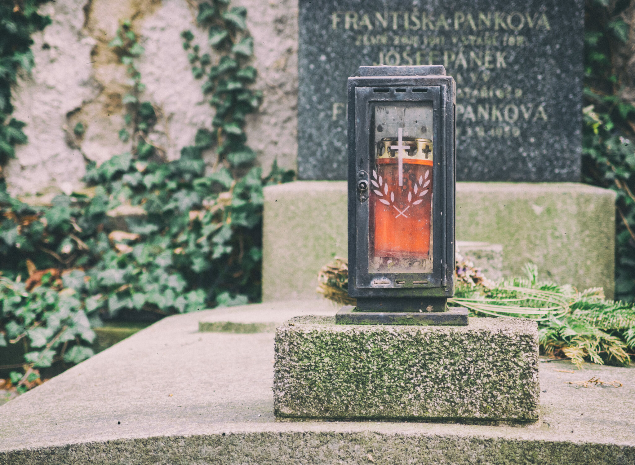 Old grave with candle Copyrightfree photo (by M. Vorel) LibreShot