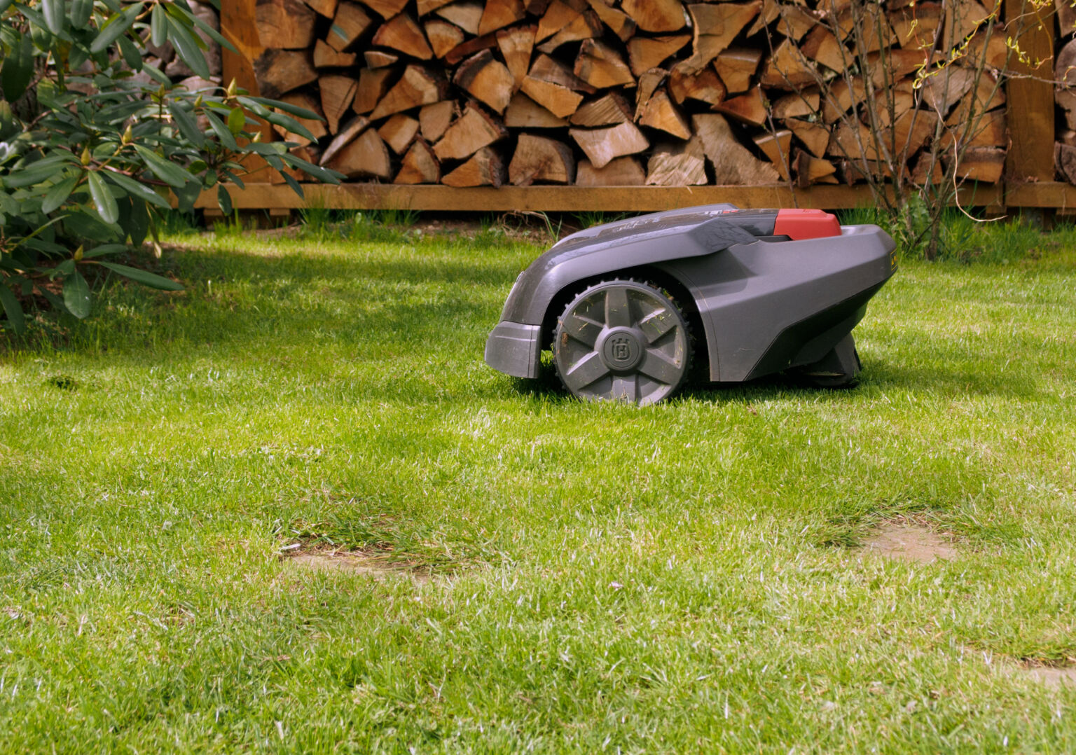 Robotic lawn mower Copyrightfree photo (by M. Vorel) LibreShot