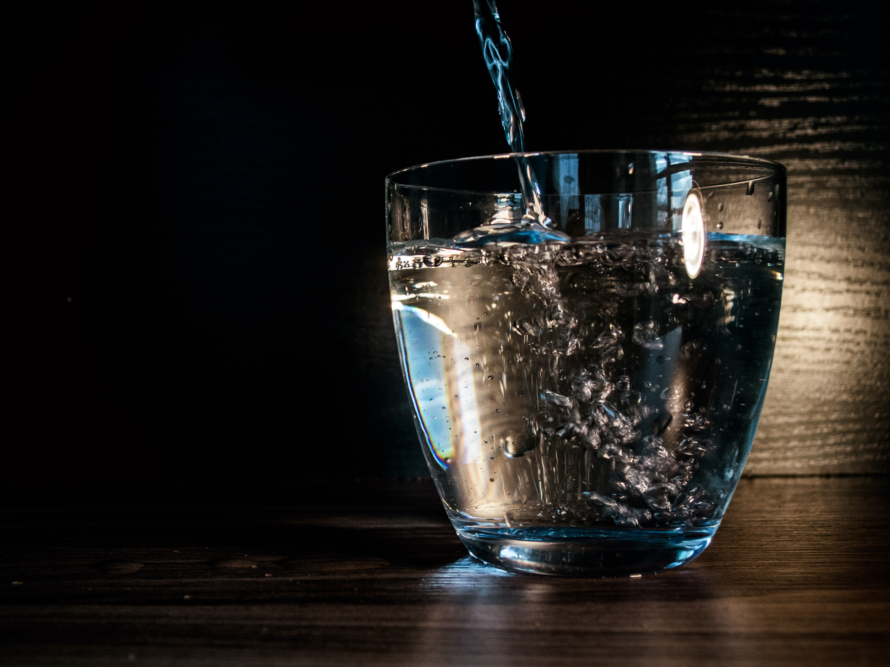 Glass of water. Стакан воды. Шипучая вода. Газированная вода в стакане. Стакан воды в ресторане.