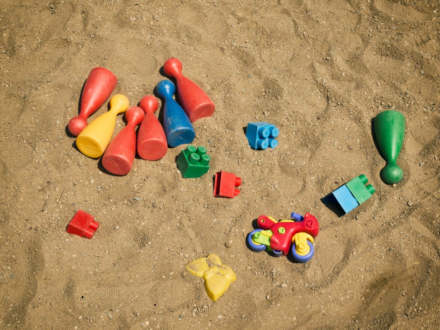 Toys in the sandbox Copyrightfree photo (by M. Vorel) LibreShot
