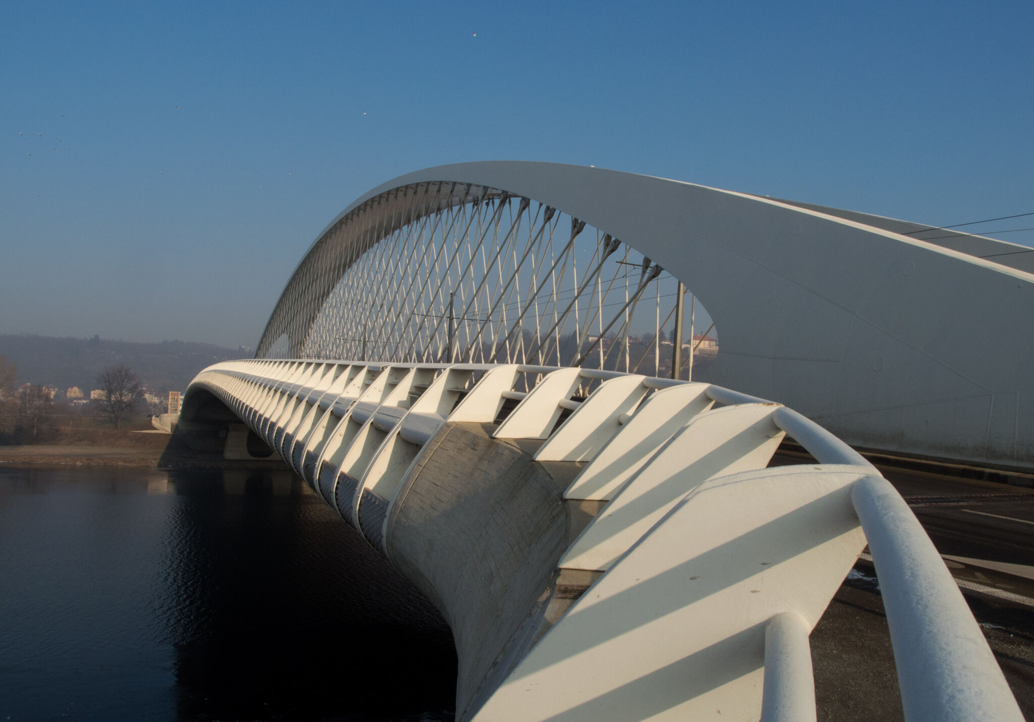 Modern White Bridge | Copyright-free photo (by M. Vorel) | LibreShot