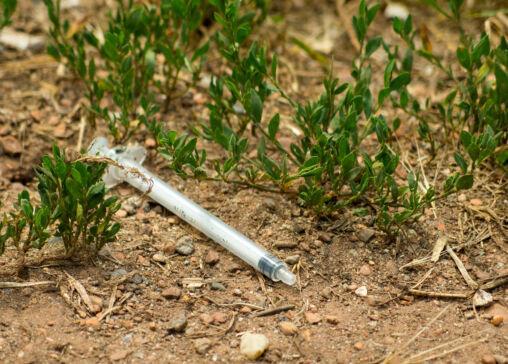 Hypodermic syringe ໃນພື້ນດິນ
