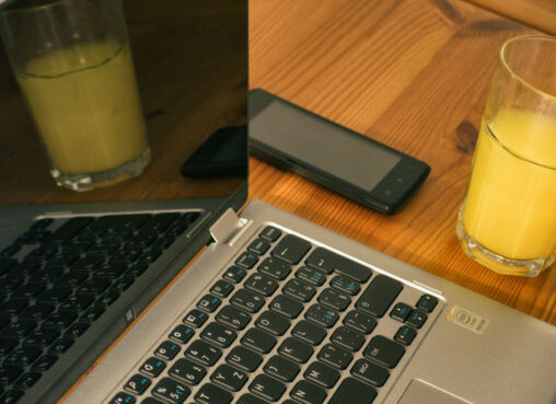 Laptop, Smartphone I Sok Na Drewnianym Stole