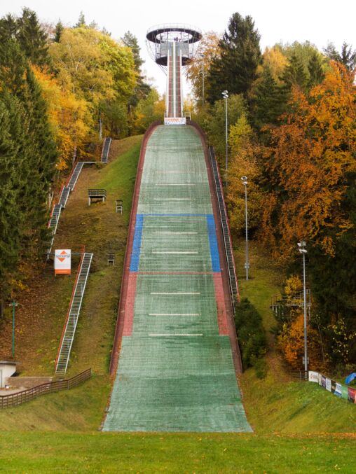 Tremplin de saut à ski sans neige