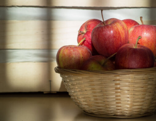 Rooi appels in 'n rieten mandjie