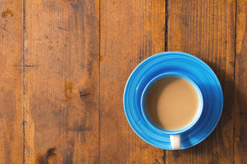 Kaffekopp på träbord