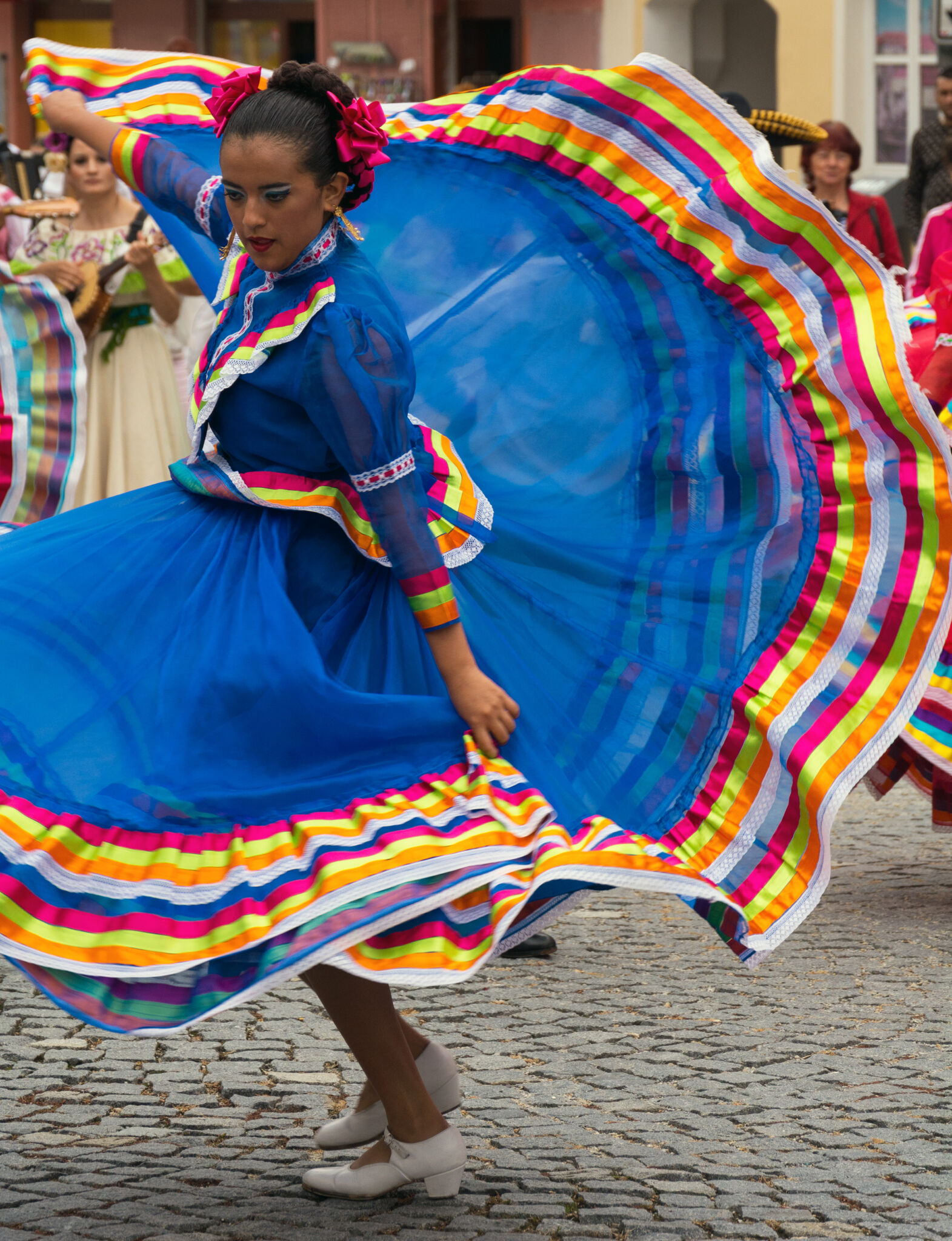 Dancing woman in traditional mexican dress Copyrightfree photo (by M