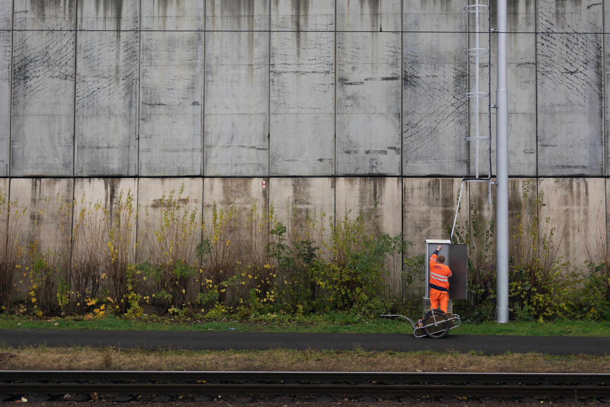 railroad-worker-free-stock-photo-libreshot