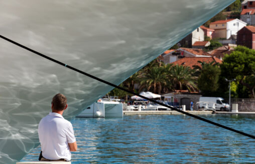 Uomo e yacht di lusso