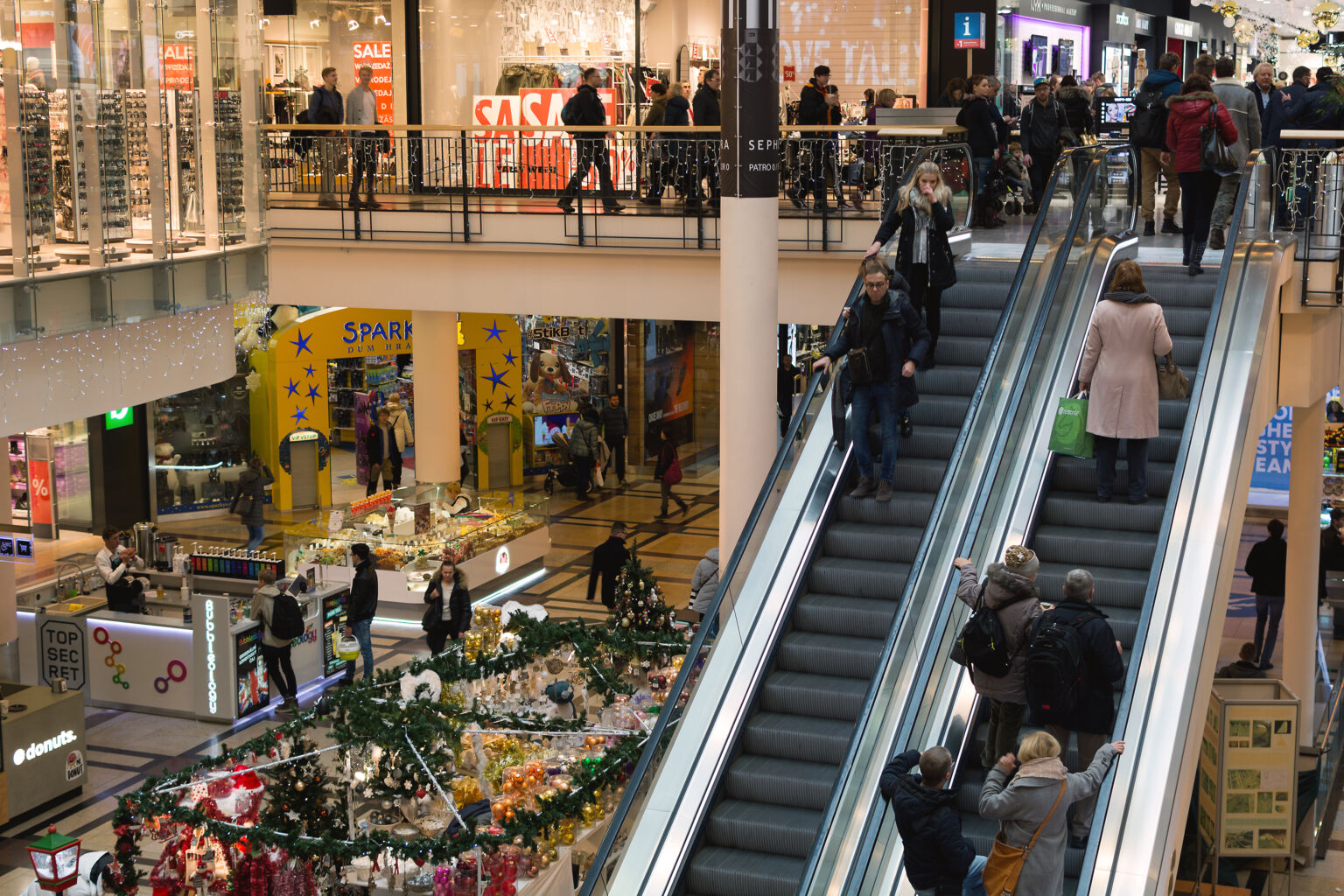 Christmas in Shopping Mall | Copyright-free photo (by M. Vorel) | LibreShot