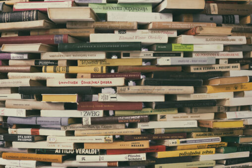 Molti vecchi libri in una libreria