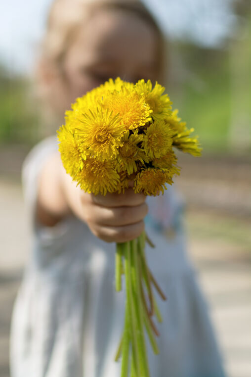 Feliz día de la madre – Niña con flores