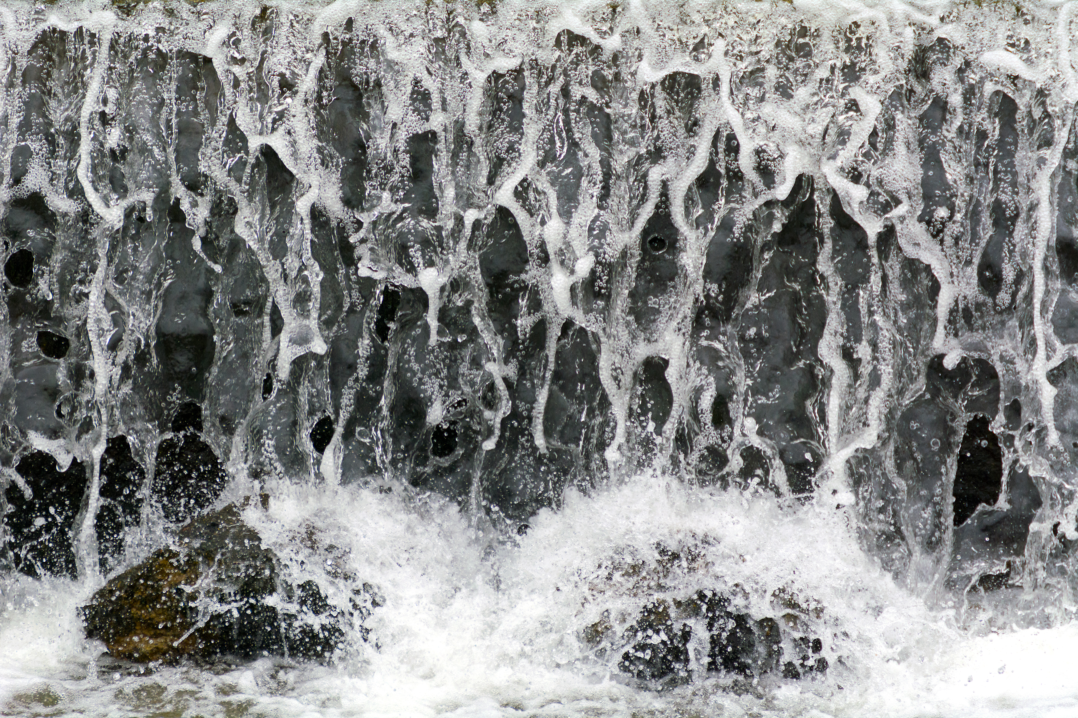 Вода падала стеной. Брызги водопада. Вода стекает. Водопад фактура. Стекание воды.