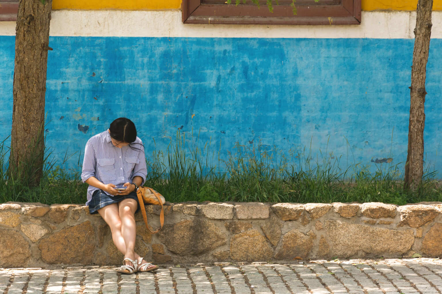 young-woman-with-phone-1536x1024.jpg