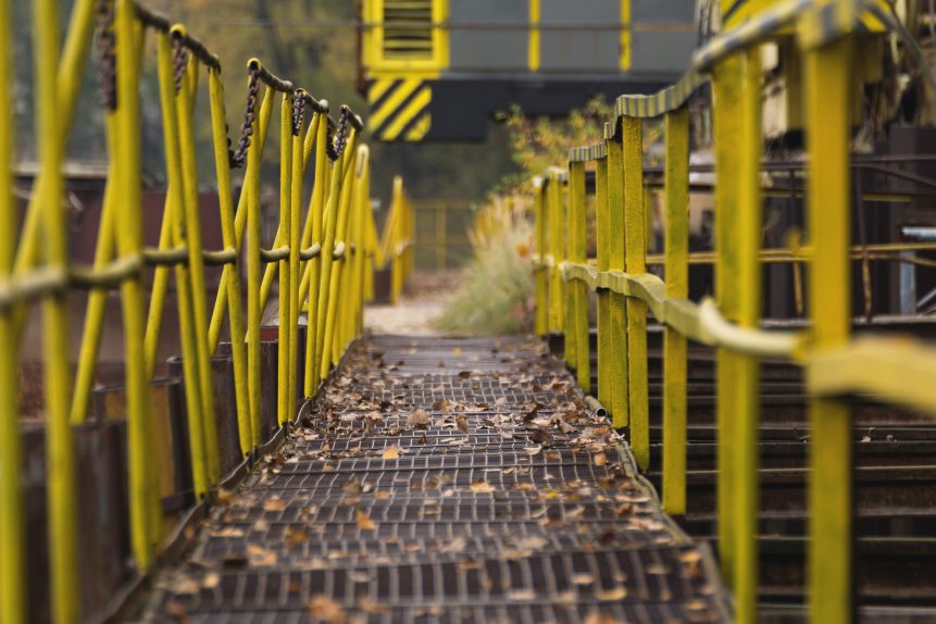 Diminishing perspective footbridge