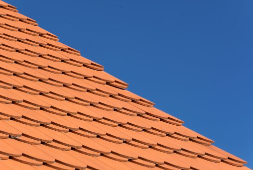 Oranje dak en blou lug