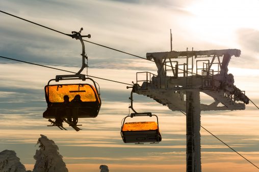 Angkat ski nalika surup
