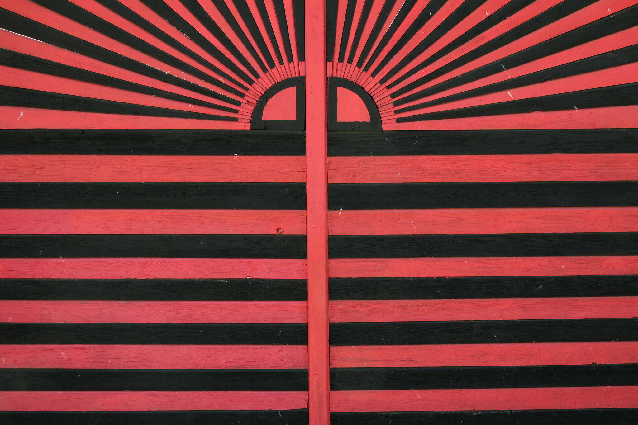 Red wooden gate pattern | Copyright-free photo (by M. Vorel) | LibreShot
