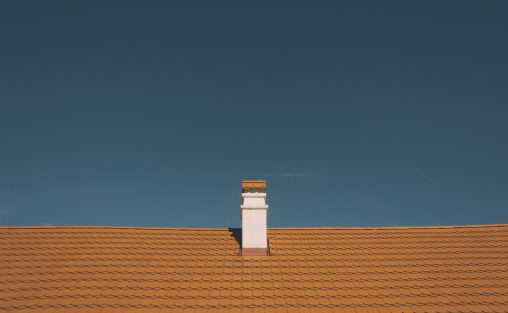 Chaminé e telhado vermelho