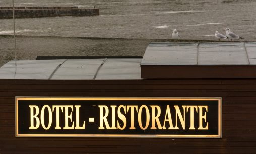 Botel – Khách sạn và nhà hàng River