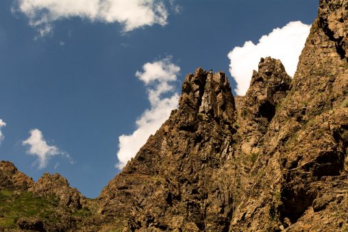 Colina rocosa y cielo azul