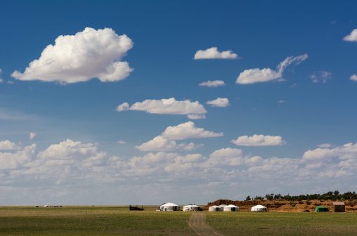 Yourtes dans le paysage mongol
