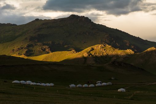 Юрты под горами в Монголии