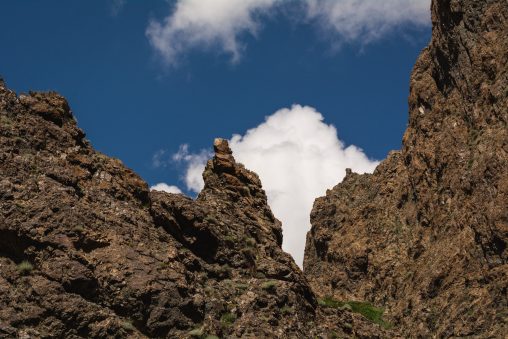 Roca y cielo azul