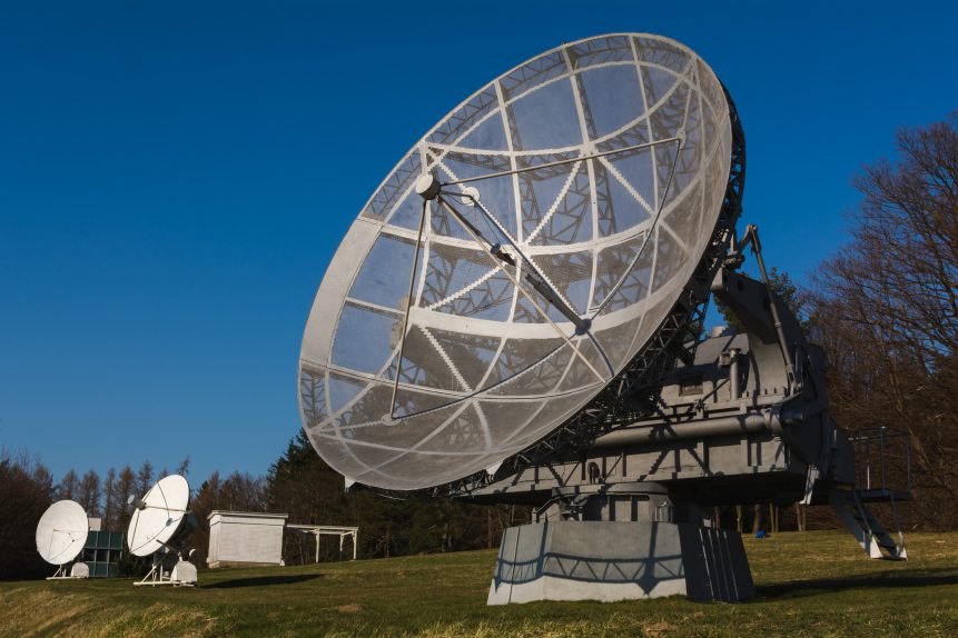 Astronomical radio telescope