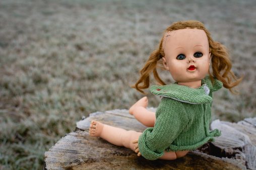 Doll Creepy ທີ່ມີຫົວບິດ